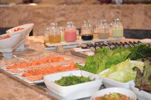 Comida en o cerca de este resort