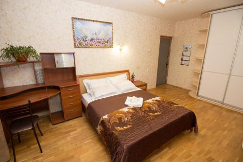 モスクワにある2-х комнатные апартаменты Ельのベッドルーム1室(ベッド1台、デスク、コンピュータ付)
