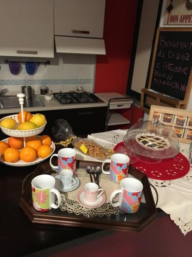 un bancone della cucina con vassoio di cibo e tazze di Diana e Atteone a Caserta