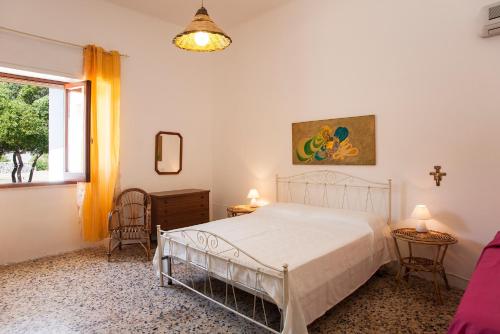 サン・フォカにあるVilla Mare di Puglia m552のベッドルーム(白いベッド1台、窓付)