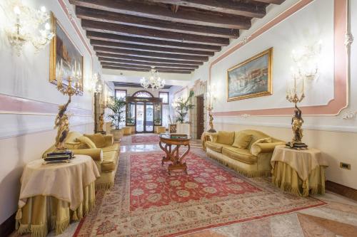 a large living room with couches and a table at Hotel Ai Cavalieri di Venezia in Venice