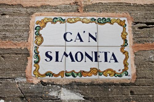 a sign that says i can singapore on a brick wall at Can Simoneta - Adults Only in Canyamel