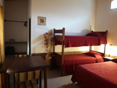 Hostería Cuarajhy Loreto tesisinde bir ranza yatağı veya ranza yatakları