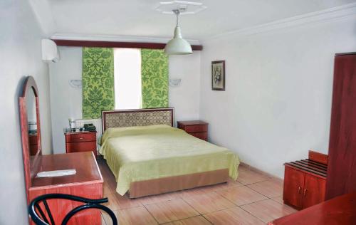 Un pat sau paturi într-o cameră la Yunus Hotel