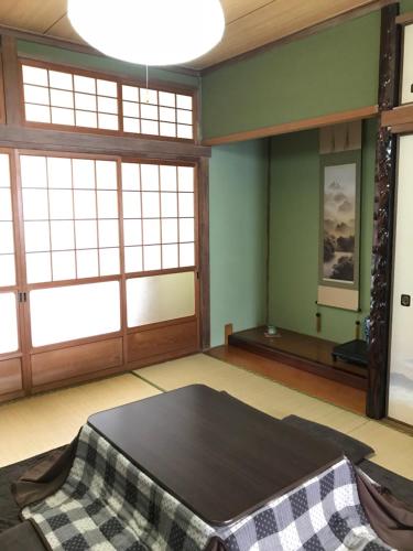 Una cama o camas en una habitación de Nakaya House