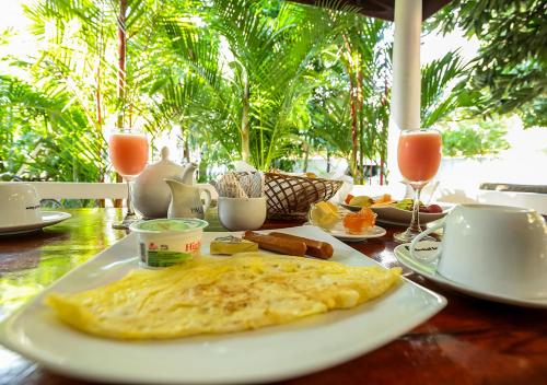 uma omelete num prato numa mesa em Celestial Inn em Mirissa