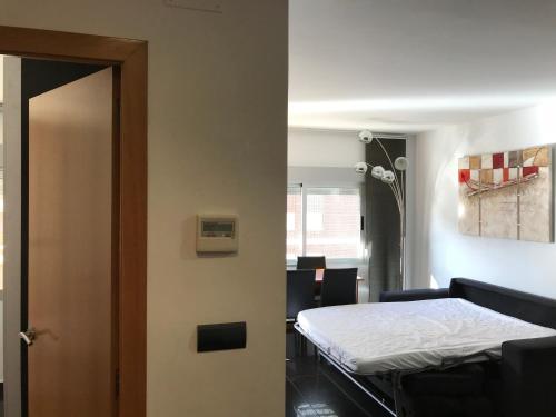 una camera ospedaliera con un letto e una porta di Apartamentos Benicassim a Benicàssim