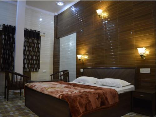 Ein Bett oder Betten in einem Zimmer der Unterkunft RnB Select Holycity Amritsar