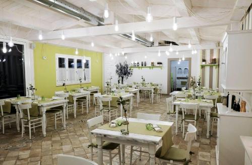 Reštaurácia alebo iné gastronomické zariadenie v ubytovaní Relais Madonna di Campagna