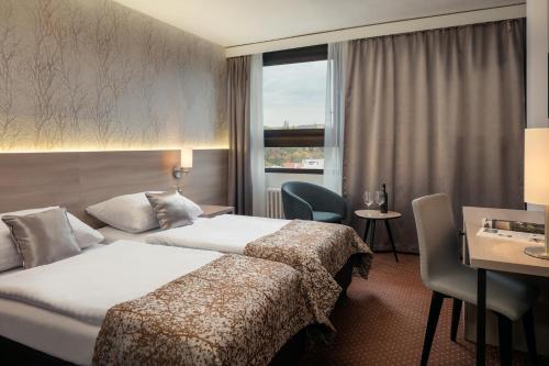 pokój hotelowy z 2 łóżkami i oknem w obiekcie Congress & Wellness Hotel Olsanka w Pradze