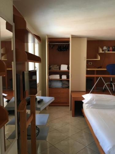 Habitación con 1 dormitorio con cama y escritorio. en Appartamento Degli Ulivi, en San Remo