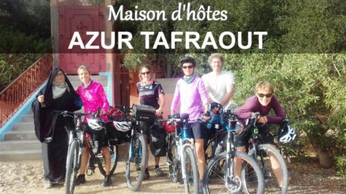Un groupe de personnes debout avec leurs vélos dans l'établissement Azur Tafraout, à Tafraout
