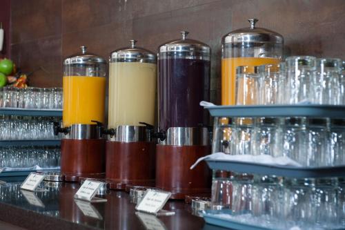 a group of glasses sitting on a glass shelf at Hotel Diego de Almagro Lomas Verdes in Concepción