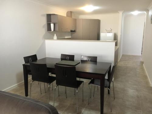 Una cocina o zona de cocina en Geographe Bay Apartment