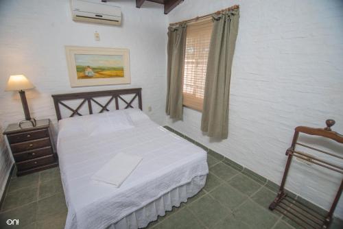 um quarto com uma cama e uma janela em Alborada Dayman em Termas del Daymán