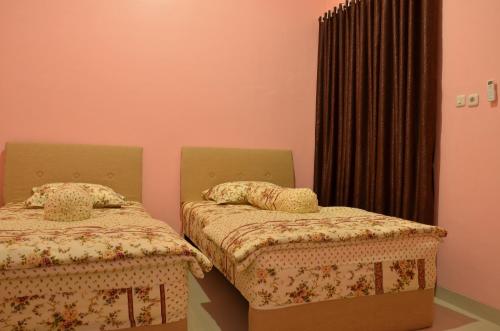 Posteľ alebo postele v izbe v ubytovaní Surya Darma Homestay