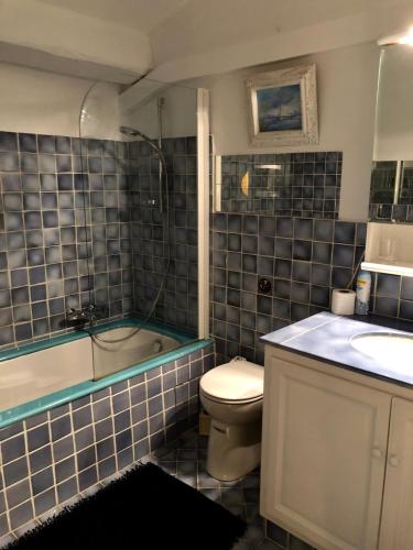 une salle de bain avec une baignoire, des toilettes et un lavabo dans l'établissement Perrine Duplex, à Saint-Tropez