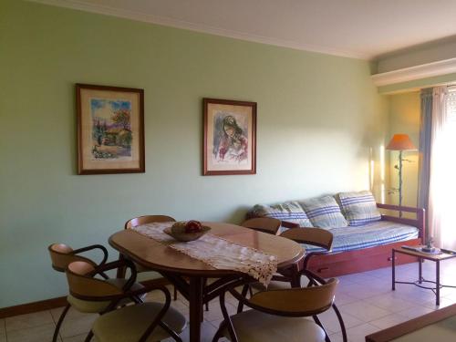 ein Wohnzimmer mit Tisch und Couch in der Unterkunft Departamento Plaza Colón, Mar del Plata in Mar del Plata