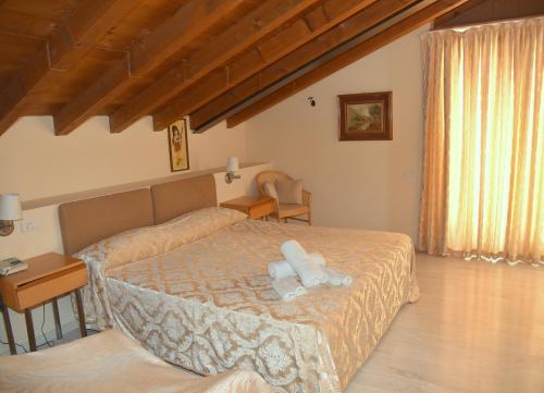 Ένα ή περισσότερα κρεβάτια σε δωμάτιο στο Hotel Ristorante Miralago