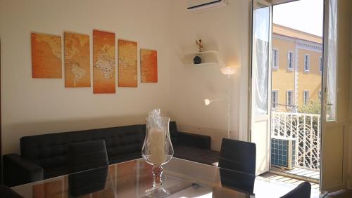 sala de estar con sofá y mesa de cristal en ReggiaHome Apartment en Caserta