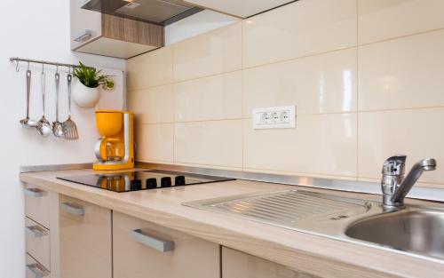 Kuchyň nebo kuchyňský kout v ubytování Apartments Matea I