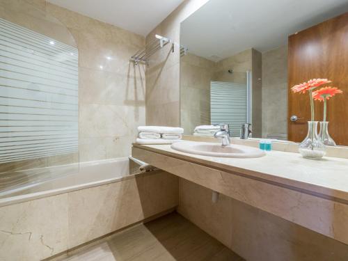 La salle de bains est pourvue d'un lavabo et d'une baignoire. dans l'établissement Travel Habitat - Ciudad de las Ciéncias, à Valence