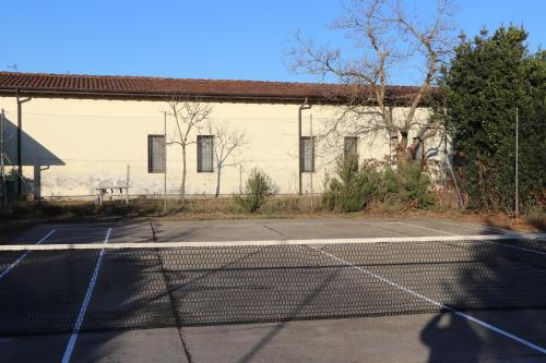 Le Magnolie Agriturismoの敷地内または近くにあるテニス施設またはスカッシュ施設