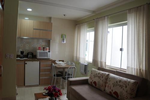 sala de estar con sofá y cocina en Apartamento Conjugado Copacabana, en Río de Janeiro