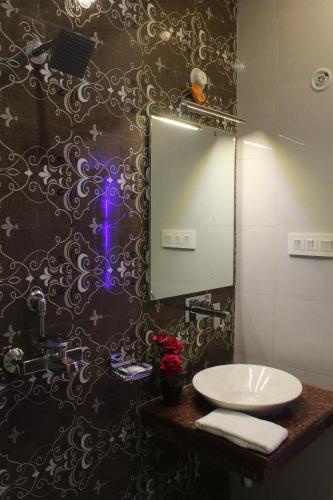 y baño con lavabo y espejo. en Regal Hotel and restaurant, en Mathura