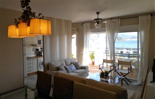 アルムニェーカルにあるLovely House with views in Marina del Esteのリビングルーム(ソファ、テーブル付)