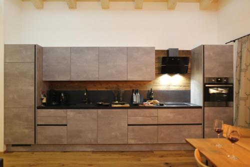 cocina con electrodomésticos de acero inoxidable y mesa en Chaletwohnung-Schustern en Sankt Ulrich am Pillersee