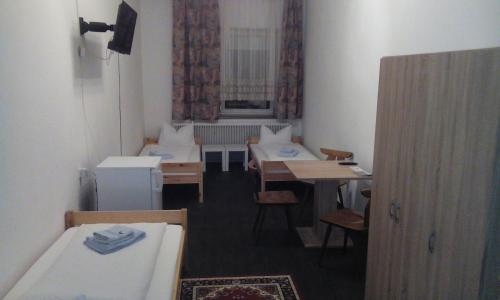 a small room with a table and a dining room at Gasthof zum Nibelungenbauer in Pöchlarn