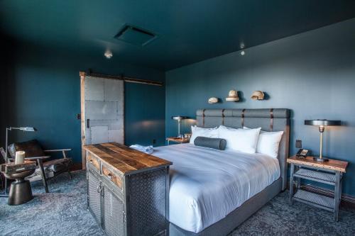 Кровать или кровати в номере Ironworks Hotel Indy