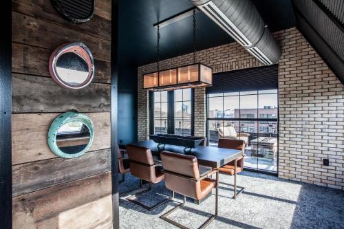 Гостиная зона в Ironworks Hotel Indy