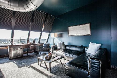 Гостиная зона в Ironworks Hotel Indy