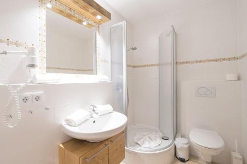 bagno bianco con lavandino e servizi igienici di Haus Sonnenhof a Oberstdorf