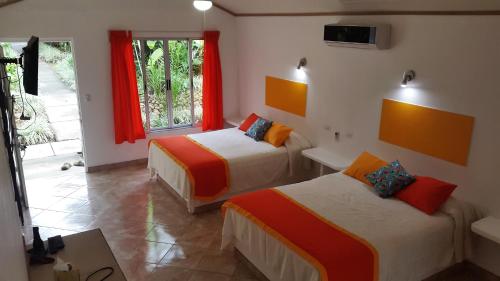 En eller flere senge i et værelse på Tropical Paradise Bungalows