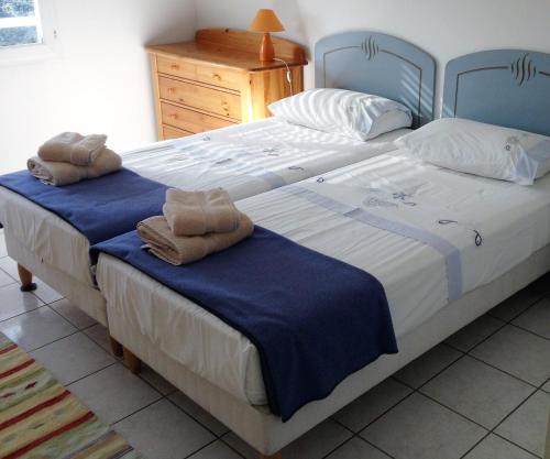 アンティーブにあるResidence de la Merのベッドルーム1室(ベッド2台、タオル付)