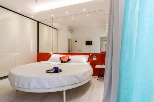 里米尼的住宿－Hotel Nuovo Giardino，一间卧室,配有一张带盘子的床