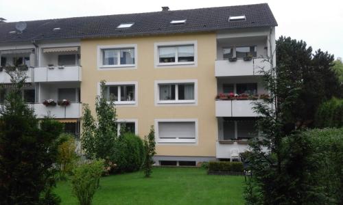 ein Apartmenthaus mit Rasen davor in der Unterkunft Ferienappartement Ruhrtal Witten in Witten