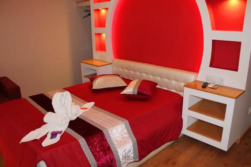 1 dormitorio rojo con 1 cama con pared roja en Monte Carlo Love Porto, en Oporto