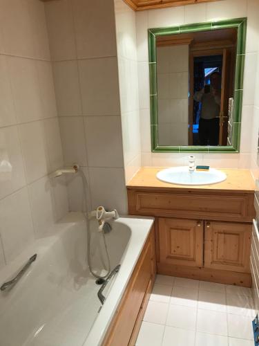 une salle de bain avec une baignoire et un lavabo dans l'établissement Le Tremplin, à Méribel