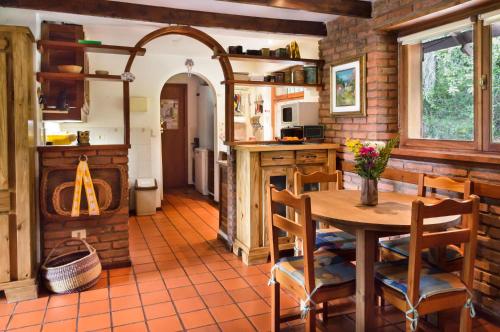 eine Küche mit einem Holztisch und einem Herd in der Unterkunft Casa Fischer del Lago in San Carlos de Bariloche
