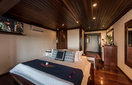 a bedroom with a large bed in a room at Hotel Sombra e Água Fresca in Pipa