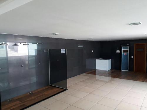 a room with black walls and a white tile floor at Apartamento Super Luxo em Arraial do Cabo in Arraial do Cabo