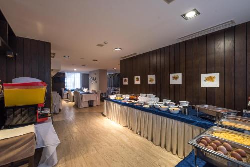 - un buffet avec de la nourriture dans un restaurant dans l'établissement Aparthotel Aspen, à Bansko