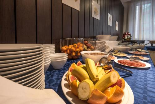 une table avec une assiette de fruits sur elle dans l'établissement Aparthotel Aspen, à Bansko