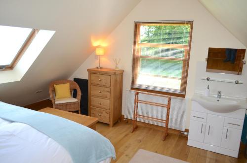アンドーバーにあるEastfield House Lodgeのベッドルーム1室(ベッド1台、シンク、窓付)