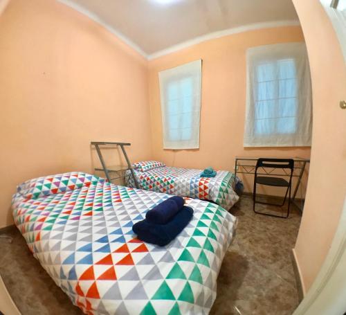 バルセロナにあるプラザ エスパーニャ セントラル アパートメントのベッドルーム1室(ベッド1台、椅子2脚付)