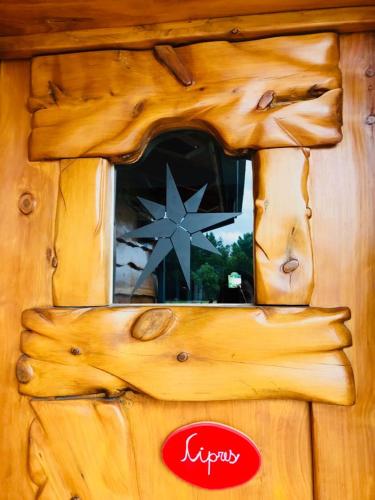 a window on a wooden door with a star at Complejo Puelo Altos de Golondrinas in Golondrinas